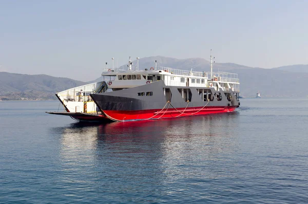Sebuah Kapal Feri Terapung Pelabuhan Kota Rion Pada Hari Musim — Stok Foto