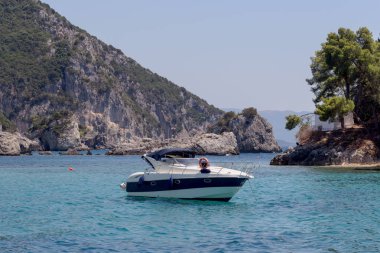 Demirli, küçük tekne, dağlar, deniz ve adacıkları mesafe (resort şehir Parga, bölge Epirus, Yunanistan)