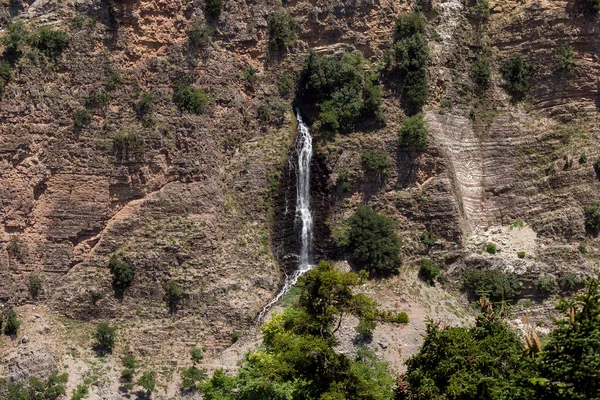 Une Cascade Puissante Coulant Montagne Dans Ensoleillé Journée Été Région — Photo