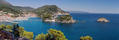 Resort Parga şehir, deniz, plaj ve adacıkları panoramik bir güneşli, yaz günde (bölge Epirus, Yunanistan)