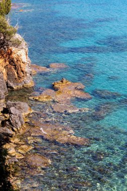 Arka plan. Su yüzeyi ve kayalıklarla doku