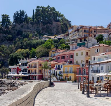 Ünlü tatil Parga şehir ısmarlayarak güneşli, yaz günü (bölge Epirus, Yunanistan).
