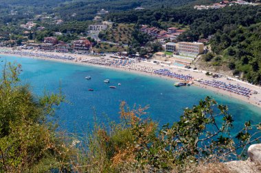 Panoramik Valtos Beach resort Parga şehir ve deniz bir güneşli, yaz günde (bölge Epirus, Yunanistan)