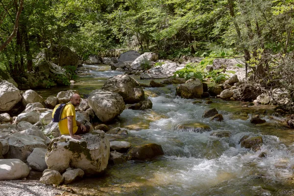 Muž Výlet Odpočívá Nedaleko Horské Řeky Slunné Letní Den Kalarrytikos — Stock fotografie
