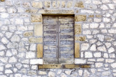 Doku, desen. Arka plan gri duvar eski doğal taş bir pencere ile yapılan.