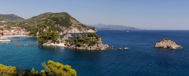 Resort Parga şehir, deniz, plaj ve adacıkları panoramik bir güneşli, yaz günde (bölge Epirus, Yunanistan)