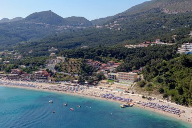 Panoramik Valtos Beach resort Parga şehir ve deniz bir güneşli, yaz günde (bölge Epirus, Yunanistan)