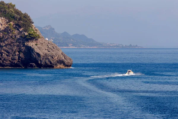 Powerboat Rijdt Snel Open Zee Dichtbij Kust Een Zomer Zonnige — Stockfoto