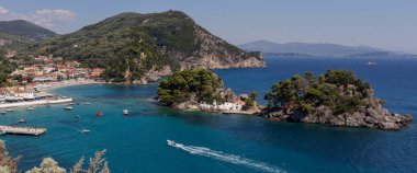 Resort Parga şehir, deniz, plaj ve adacıkları panoramik bir güneşli, yaz günde (bölge Epirus, Yunanistan)