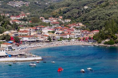 Resort Parga şehir, iskele, deniz ve kale uzaktan panoramik manzaralı bir güneşli, yaz günde (bölge Epirus, Yunanistan).