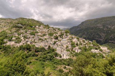 Geleneksel, Yunan Köyü (Belediyesi Kuzey Tzoumerka, Yanya bölgesel birim, Epirus, Yunanistan 1200 metre yükseklikte dağda PERISTERI olan Syrrako görünümünü).