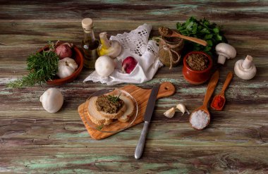 Pişmiş, diyet, baharatlar ve ahşap bir masa bir ekmek yakın çekim sarımsak mantar havyar.