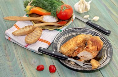 Ahşap bir masa bir plaka yakın çekim üzerinde baharatlar ile pişmiş, diyet, tavuk göğsü.