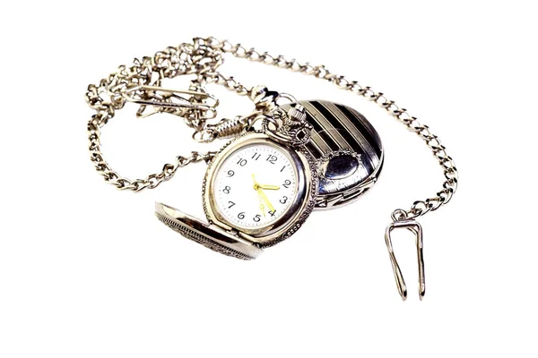 两个古董 银色口袋手表与链上白色背景特写 — 图库照片