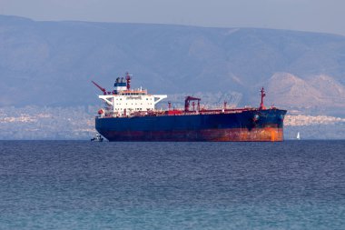 Büyük, kargo güneşli, açık denizde tarihlerinde sonbahar gün gemi.