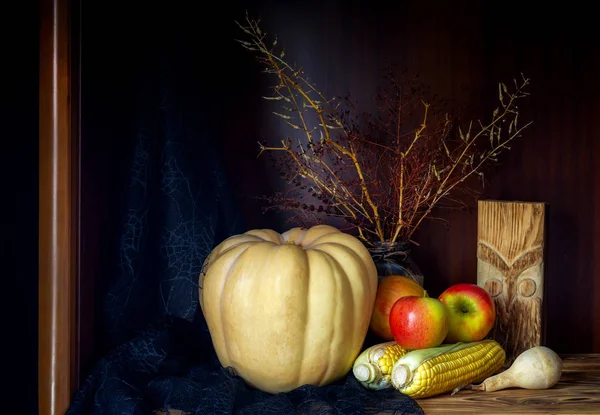 Koncepcja Halloween Martwa Natura Dynia Jabłka Kukurydzy Drewniane Tło Zbliżenie — Zdjęcie stockowe