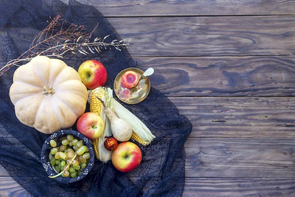 Halloween Konzept Stillleben Mit Kürbis Kerze Äpfeln Und Mais Auf — Stockfoto