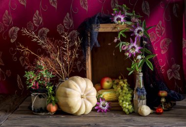 Cadılar Bayramı kavramı. Kabak, elma ve ahşap arka plan yakın çekim üzerine de mum ile natürmort.