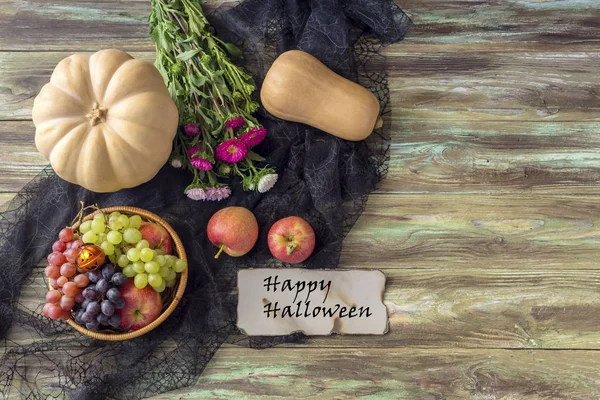 Halloween Concept Stilleven Met Pompoen Appels Een Druiven Houten Achtergrond — Stockfoto