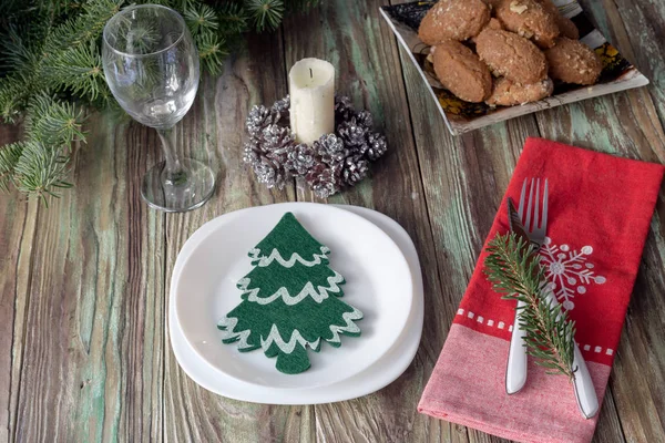 Decoração Ano Novo Mesa Natal Louça Vela Ramos Uma Árvore — Fotografia de Stock