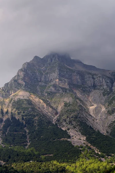 Ett Enormt Majestätiska Berg Sommaren Molnig Dag Regionen Tzoumerka Epirus — Stockfoto