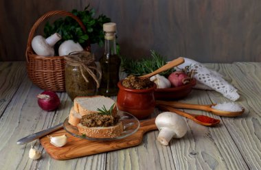 Pişmiş, diyet, baharatlar ve ahşap bir masa bir ekmek yakın çekim sarımsak mantar havyar.