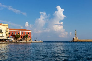 City of Chania (Yunanistan, ada Crete sahildeki eski, taş, ünlü feneri görünümünü)