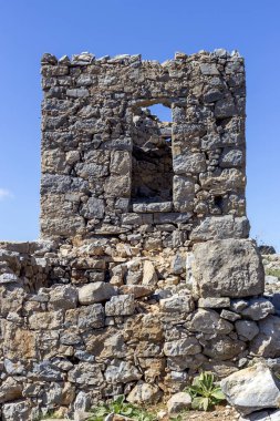 Eski, tarihi, ünlü, harap taş yel değirmenleri güneşli bir günde (Lassithi alan, ada Crete, Yunanistan)