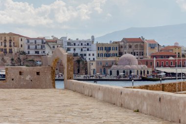 City of Chania (Island Girit, Yunanistan) güneşli bir antik kent, ortaçağ, deniz, Venedik kaleye