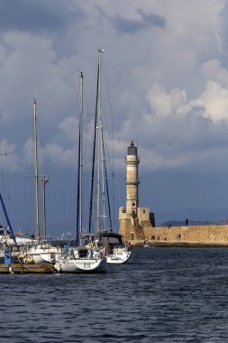Hanya şehrinde kentsel, eski deniz feneri ve demirli yatlar (Yunanistan, ada Crete).