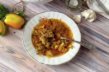 Ahşap masa yakın çekim (Ukrayna yemeği et ile geleneksel, taze demlendi borsch plakalı)