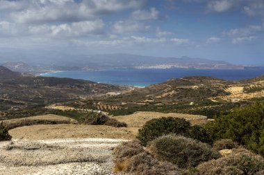 Yüksekliği, tarım arazileri ve dağlar yuvasından görünümünü bir sonbahar, güneşli gün (Sitia, Crete, Yunanistan).
