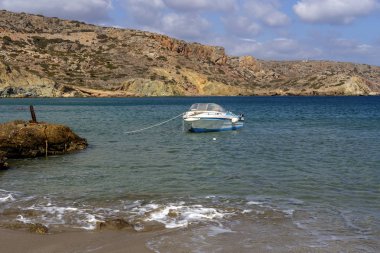 Issız, kumlu plaj tekne ve taşları üzerine bir sonbahar günü (Sitia, Crete, Yunanistan).
