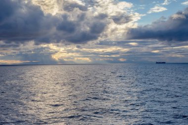 Manzara. Bir sonbahar günü (Akdeniz, Yunanistan üzerinde gün batımında denize güzel bulutlar).