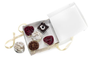 Beyaz arka plan yakın çekim bir kutusunda lezzetli, çeşitli hamur işleri.