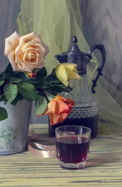木桌上的秋玫瑰花束和一杯自制葡萄酒特写镜头 — 图库照片