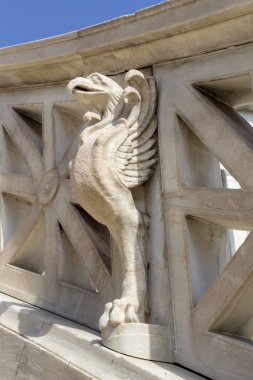 Şehir, Atina, Yunanistan. 09/29/2018. Cityscape. Yunanistan Ulusal Kütüphane güneşli bir neoklasik tarzı Atina'da şehir'heykelleri.