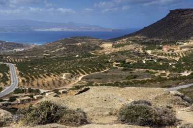 Yüksekliği, tarım arazileri ve dağlar yuvasından görünümünü bir sonbahar, güneşli gün (Sitia, Crete, Yunanistan).