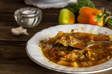 Ahşap masa yakın çekim (Ukrayna yemeği et ile geleneksel, taze demlendi borsch plakalı)