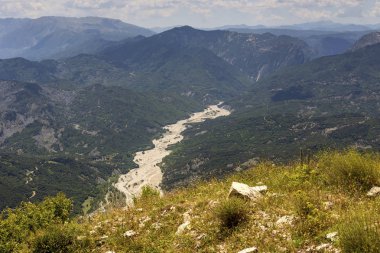Güneşli bir yaz gününde orman, vadi ve Kalarrytikos nehri manzaralı dağ manzarası (bölge Tzoumerka, Yunanistan, dağlar Pindos).