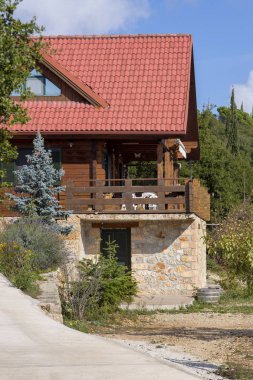 Bir sonbahar, güneşli günde (Yunanistan, Peloponnese Dağları yakın çekim bir ormanda bir ahşap, rahat yazlık evde).