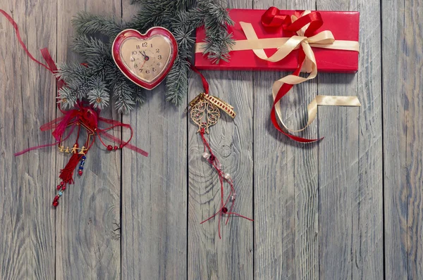 新年やクリスマスのテーブルの装飾 クリスマス ツリーの枝 懸濁液 木製のテーブルのクローズ アップのギフト — ストック写真