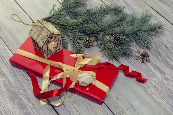 Διακόσμηση Του Ένα Νέο Έτος Χριστουγεννιάτικο Τραπέζι Χριστουγεννιάτικο Δέντρο Κλαδιά — Φωτογραφία Αρχείου