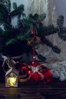 Yeni yıl veya Noel masa dekorasyon. Noel ağacı dalları, süspansiyon ve ahşap masa yakın hediye