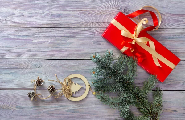 Decoratie Van Een Nieuwjaar Kerstmis Tabel Kerstboom Takken Schorsing Gift — Stockfoto