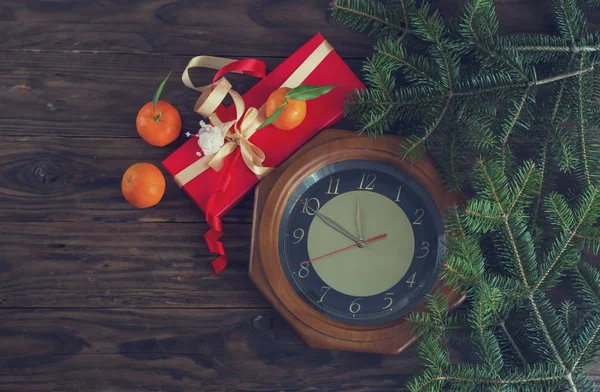 Decoração Ano Novo Mesa Natal Ramos Árvore Natal Relógios Tangerinas — Fotografia de Stock