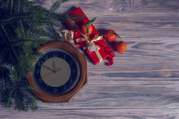 Decoratie Van Een Nieuwjaar Kerstmis Tabel Kerstboom Takken Klokken Mandarijnen — Stockfoto