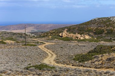 Yüksekliği, toprak yol, tarım arazileri ve dağlar yuvasından görünümünü bir sonbahar, güneşli gün (Sitia, Crete, Yunanistan).