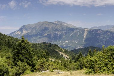 Manzara. Doğal dağlarında büyük bir yükseklikten (bölge Tzoumerka, Yunanistan, dağlar Pindos yaz, güneşli gün).