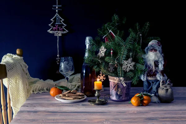 Nieuwjaar Kerstmis Samenstelling Kerstman Vuren Branchs Mandarijnen Kerstkoekjes Champagne Close — Stockfoto